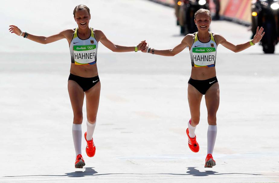 Anna e Lisa Hahner, gemelle tedesche, all&#39;arrivo della maratona mano nella mano. LaPresse